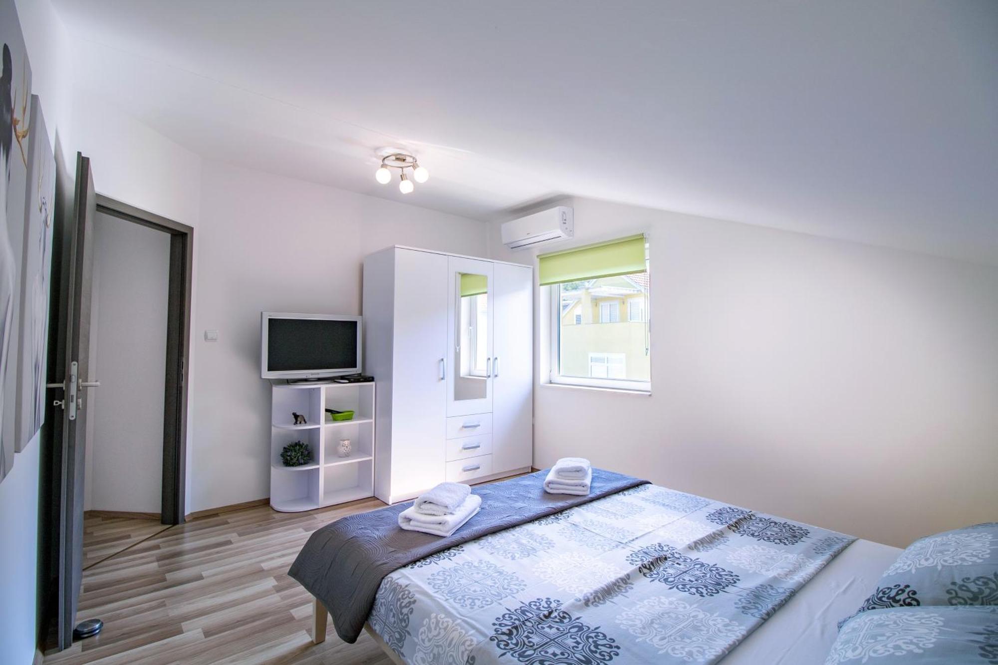 Apartments With A Parking Space Bilice, Krka - 13545 Šibenik Chambre photo
